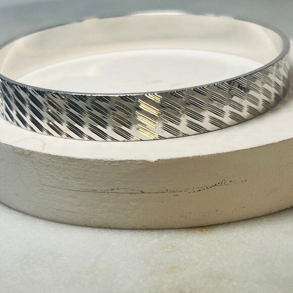 Vtg Sarah Coventry. Silver-Toned 1976 Vibrations 3/8" Textured Bangle Bracelet - Picture 2 of 5